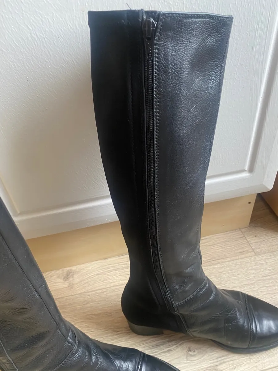 Black knee high leather boots - Image 3