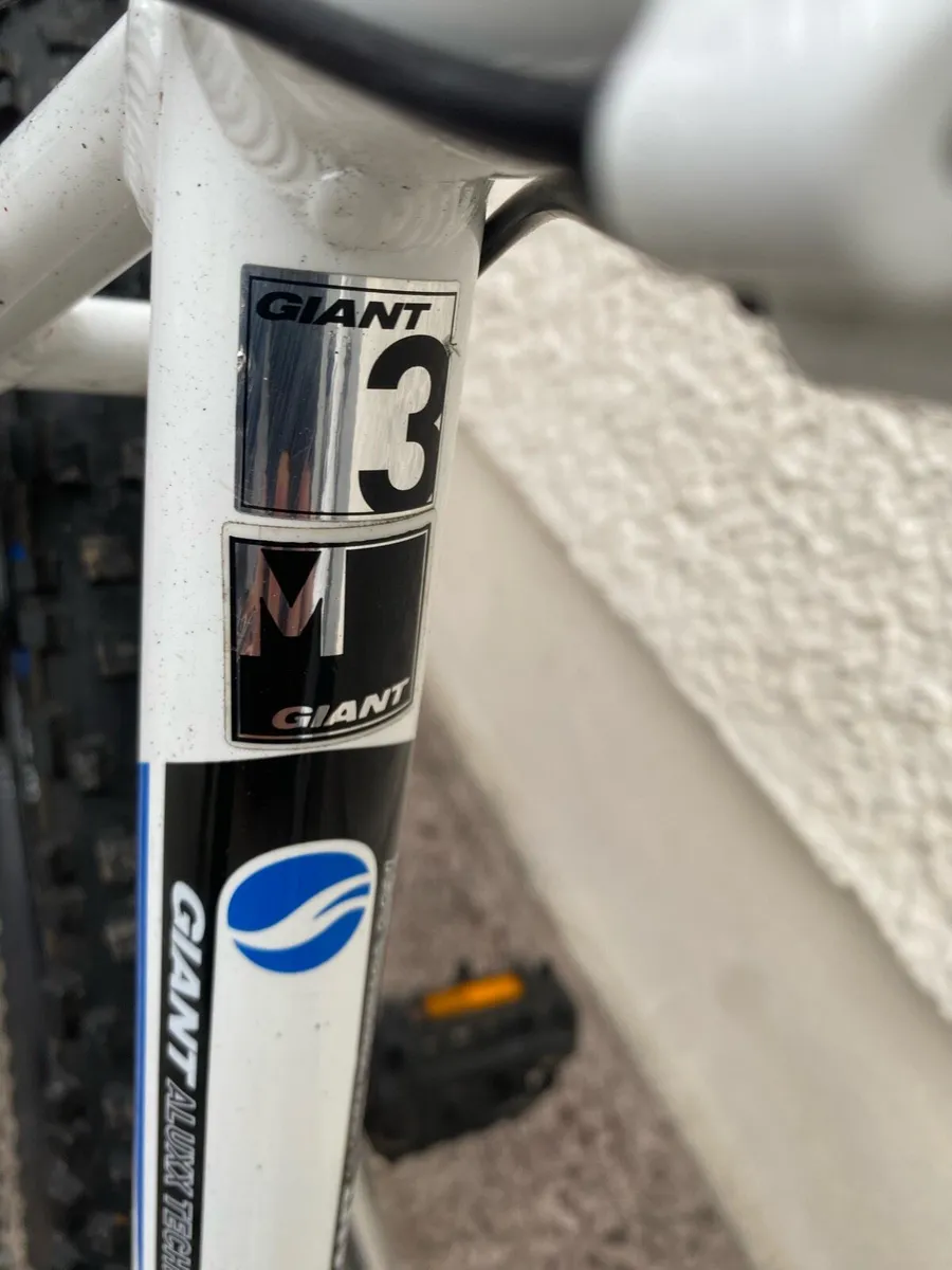 Like new Giant REVEL 3 Medium 26 inch - Image 4