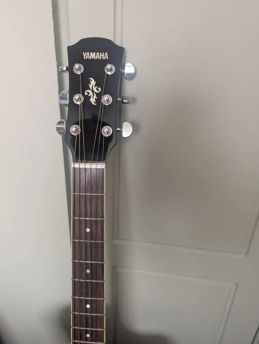 YAMAHA APX500II Guitar with case Never used - Image 2