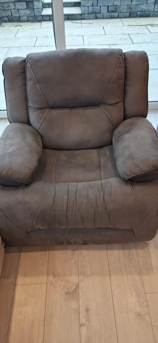 2 seater reclining and a 1 seat recliner - Image 1
