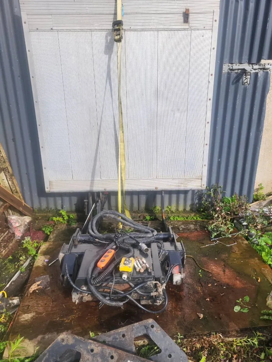 van tail lift in good condition - Image 3