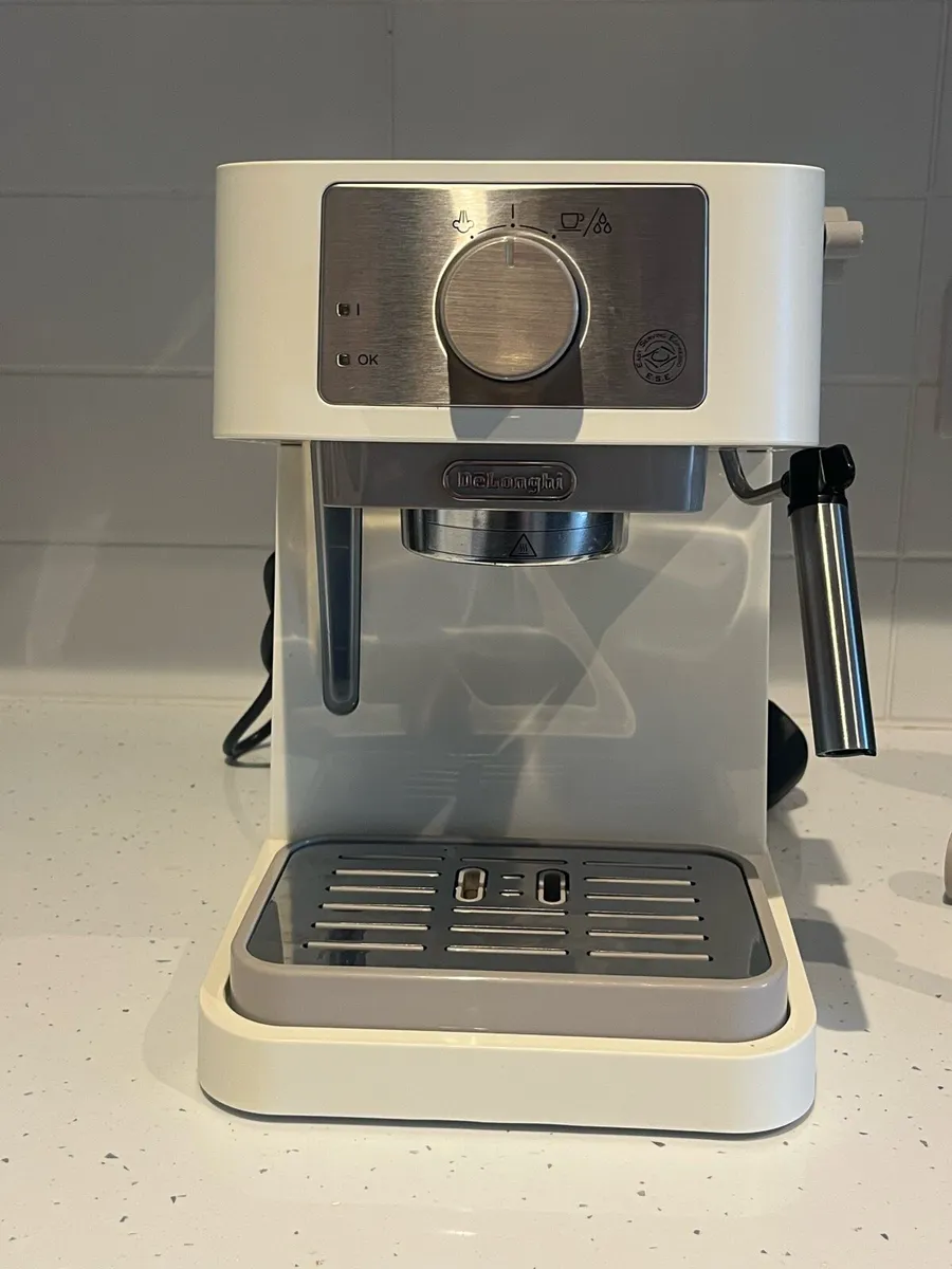 DeLonghi coffee machine (cream) - Image 1