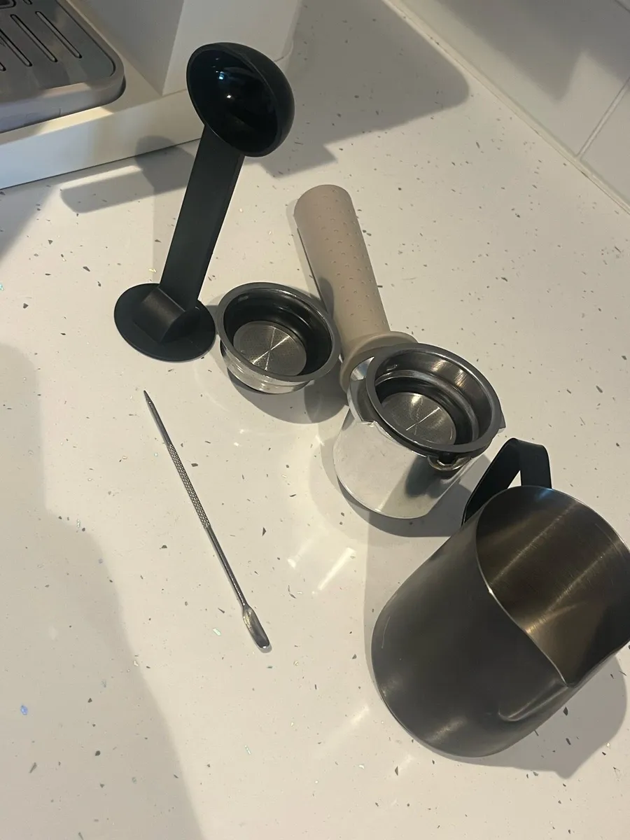 DeLonghi coffee machine (cream) - Image 3