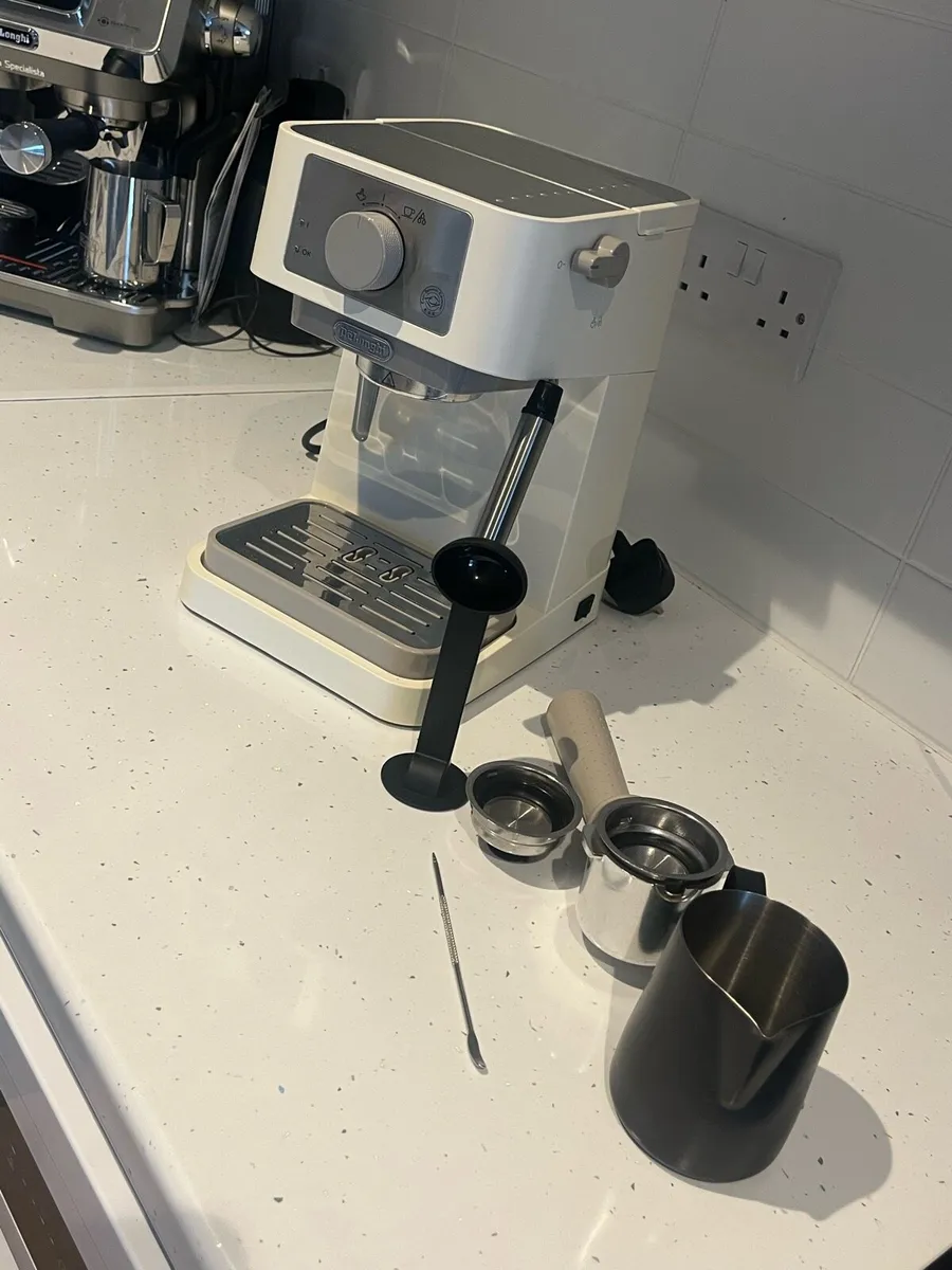 DeLonghi coffee machine (cream) - Image 4