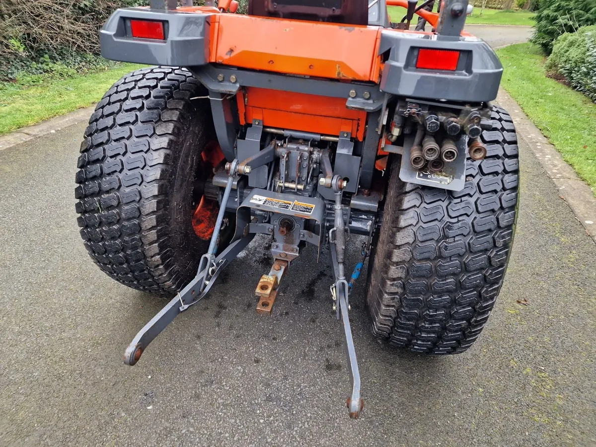 Kubota ST30 Compact Tractor with Loader - Image 4