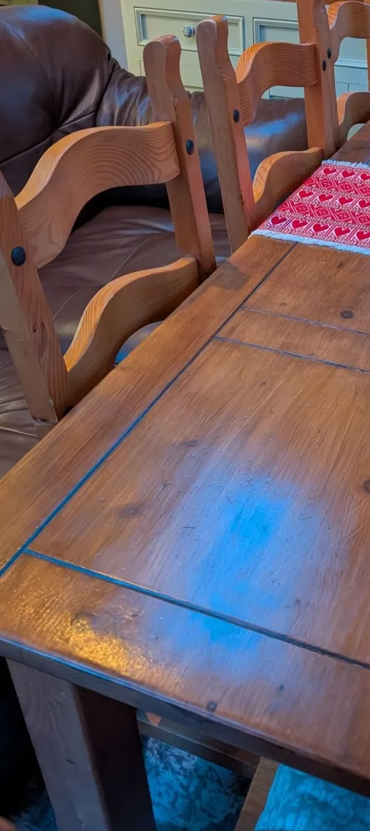 Table and 6 chairs - Image 1