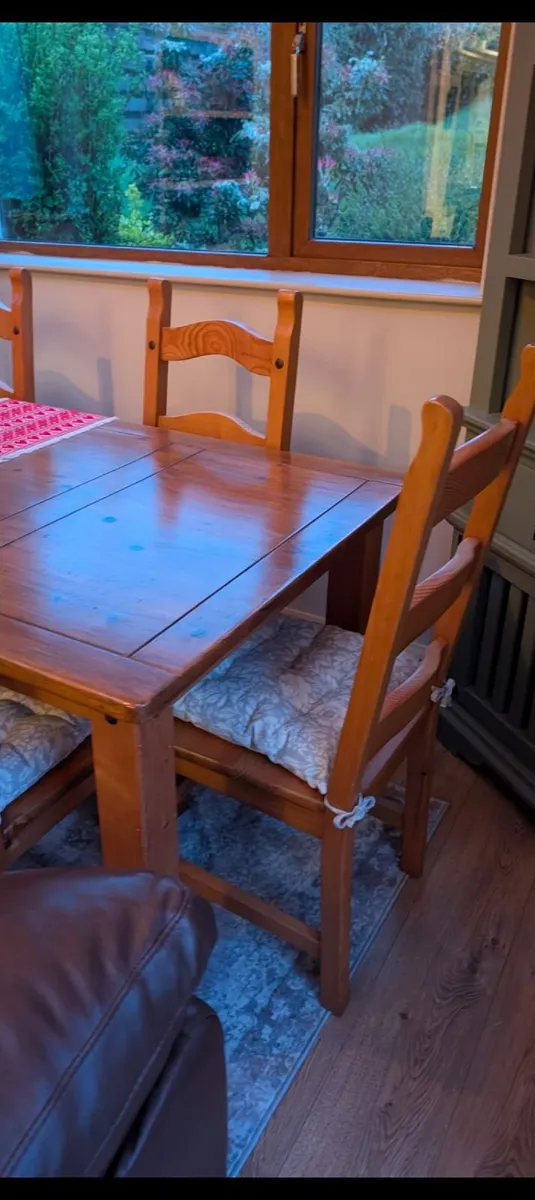Table and 6 chairs - Image 2