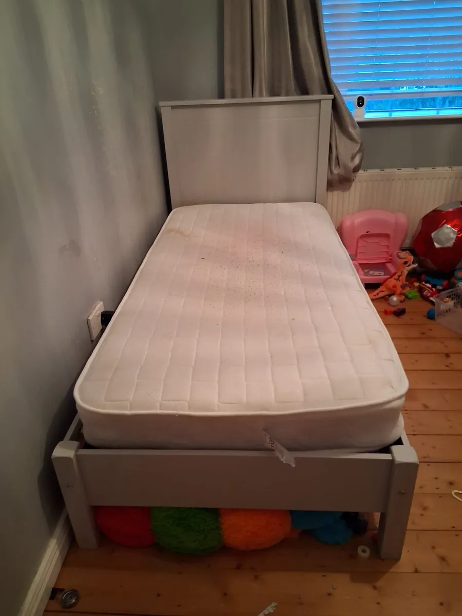 Single bed - Image 1