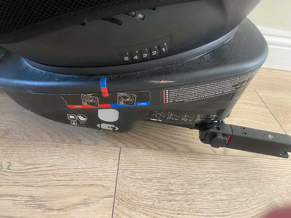 Joie swivel car seat - Image 3