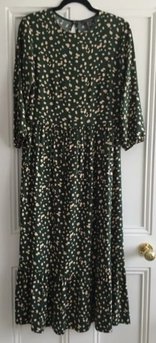 Ladies Long Sap Green Spotty Dress: Size 8-10 / 10 - Image 3