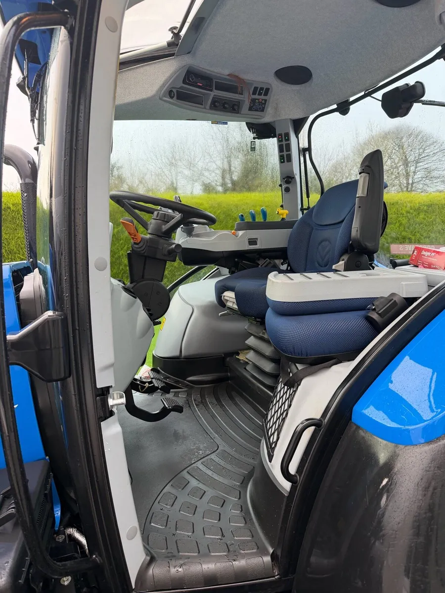 New Holland T5 120 with loader - Image 4