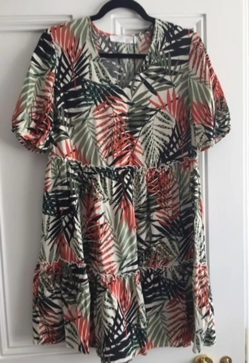 BRAND NEW Ladies Short Tropical Print Dress: Size - Image 2