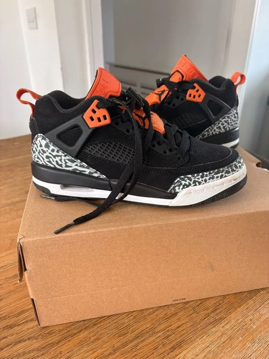 Nike Air Jordan older kids shoe size UK3.5 - Image 2