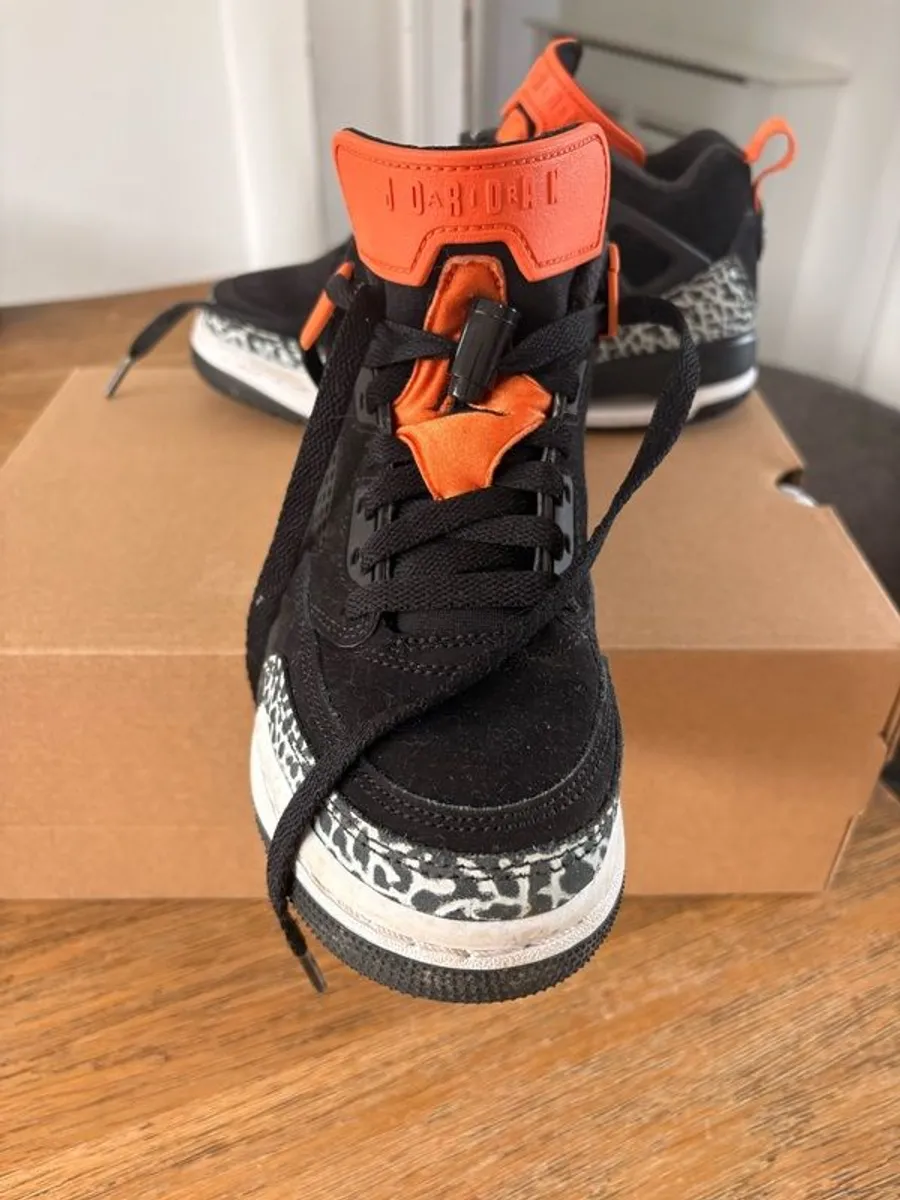 Nike Air Jordan older kids shoe size UK3.5 - Image 1