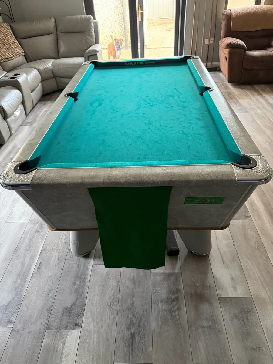 Pool table - Image 1