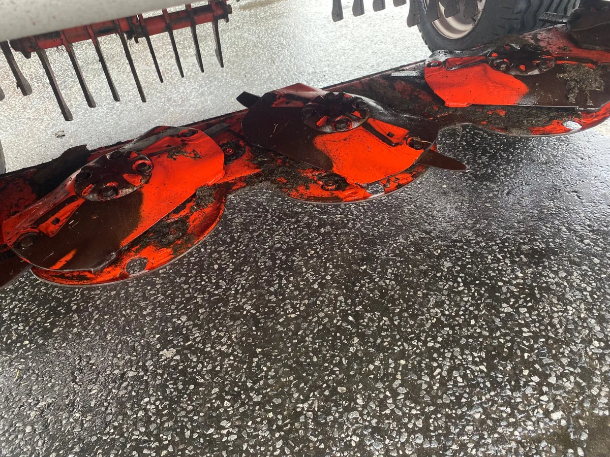 Kuhn trailed 10ft mower - Image 2