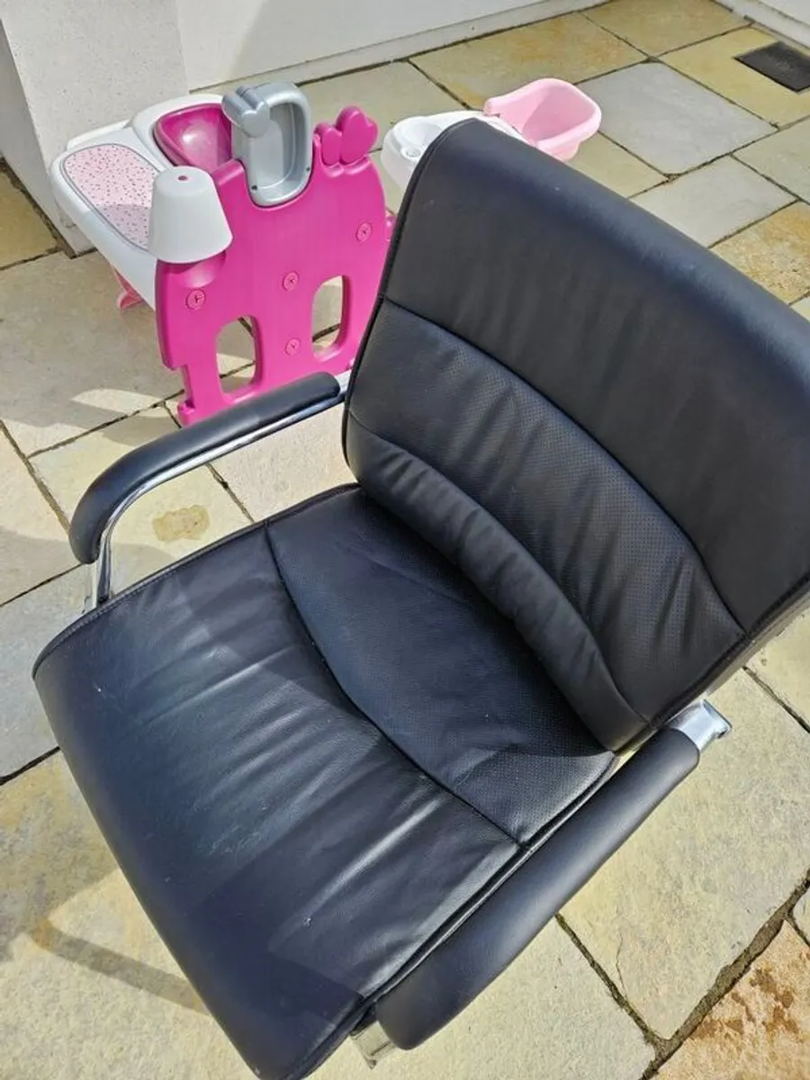 Leather chair. Rarely used. - Image 4
