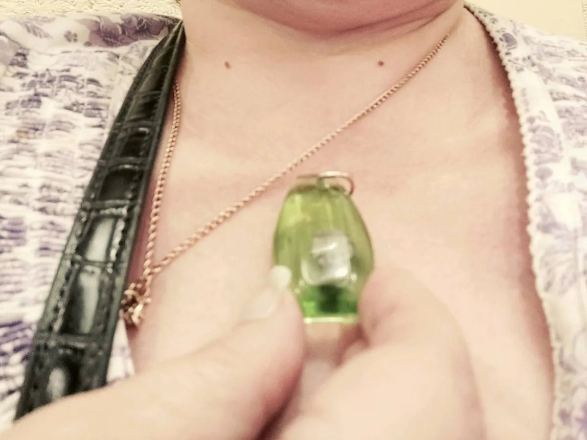 RARE, HUGE GREEN AMBER, 9CT Gold Hook Pendant ! - Image 2