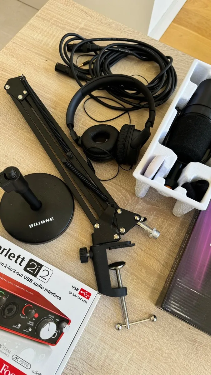 Microphone and podcast setup - Image 3