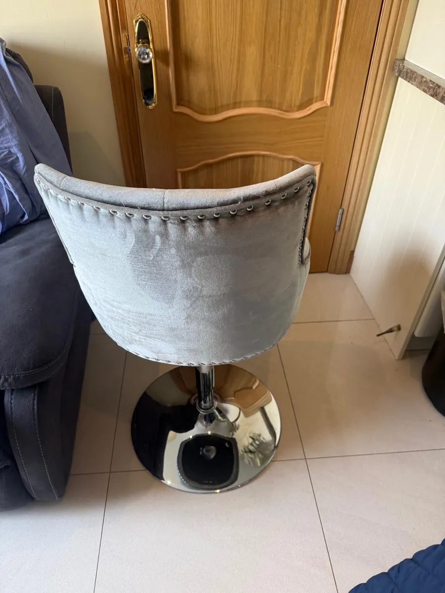 Two gray bar stools velvet - Image 2