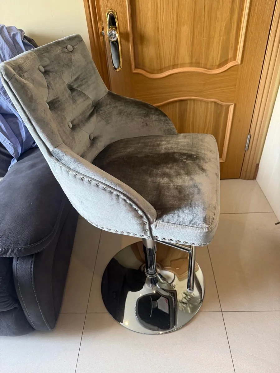 Two gray bar stools velvet - Image 3