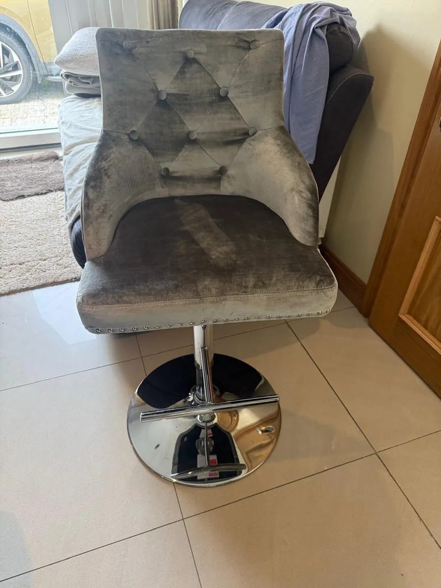 Two gray bar stools velvet - Image 4