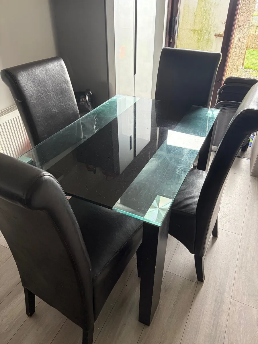 Kitchen table and chairs - Image 1