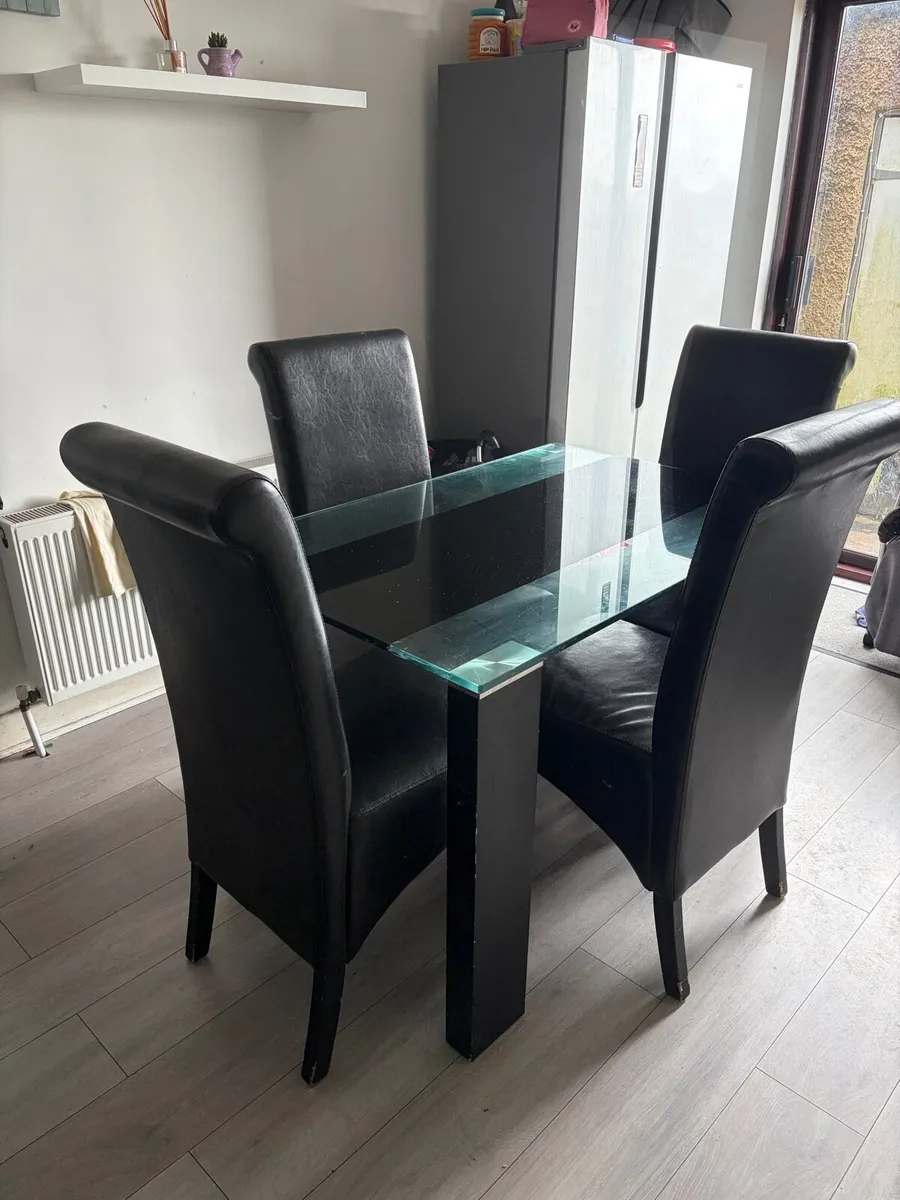 Kitchen table and chairs - Image 2