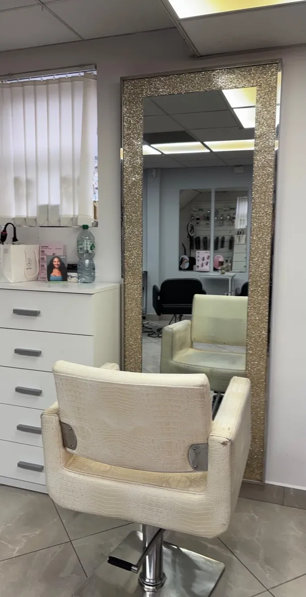 Hairdresser chair & mirror - Image 2