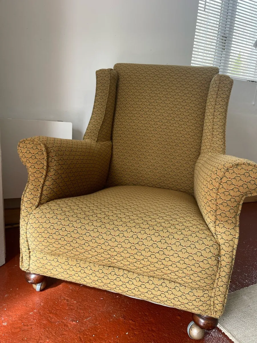 Vintage armchair in VGC - Image 1