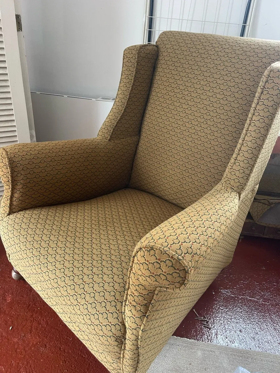 Vintage armchair in VGC - Image 2