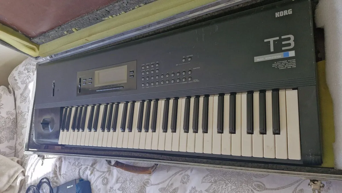 Korg T3 1989 Synthesiser - Image 1