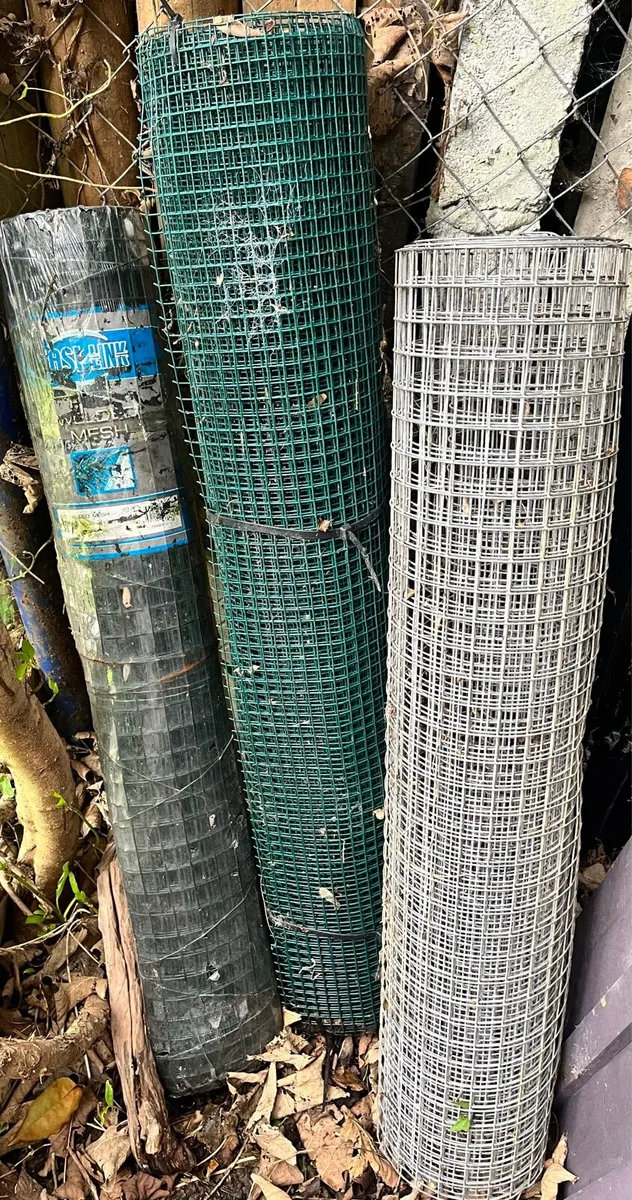 Three rolls of wire mesh - Image 2