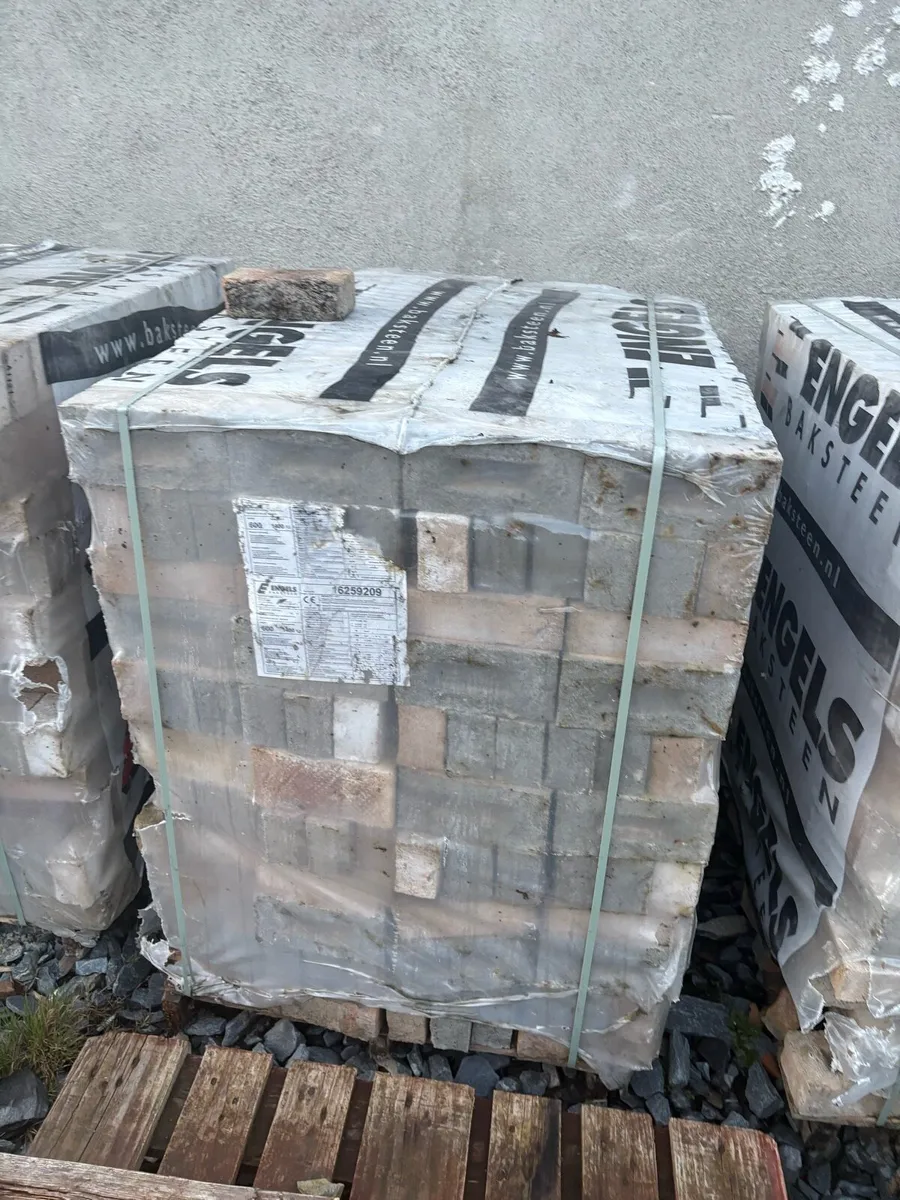 Pallets of bricks - Image 2