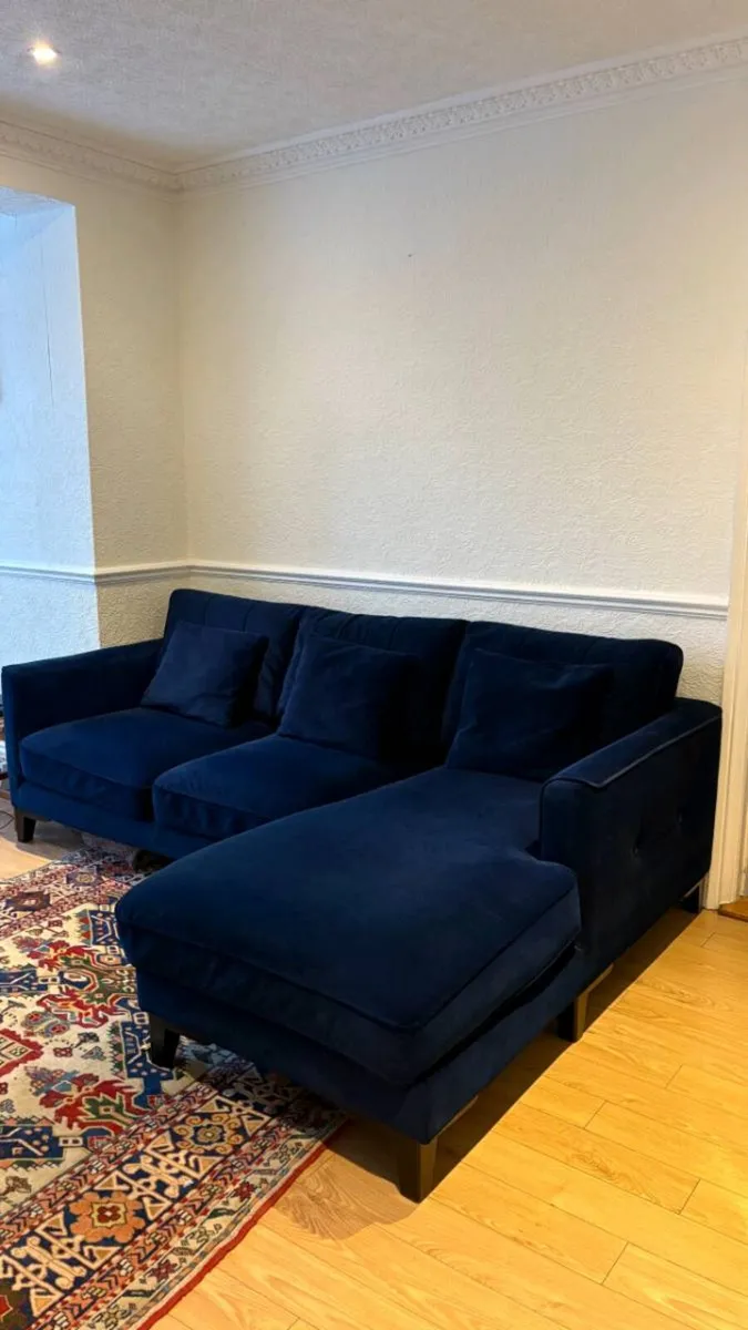 L-shaped sofa mint condition from EZ living - Image 1