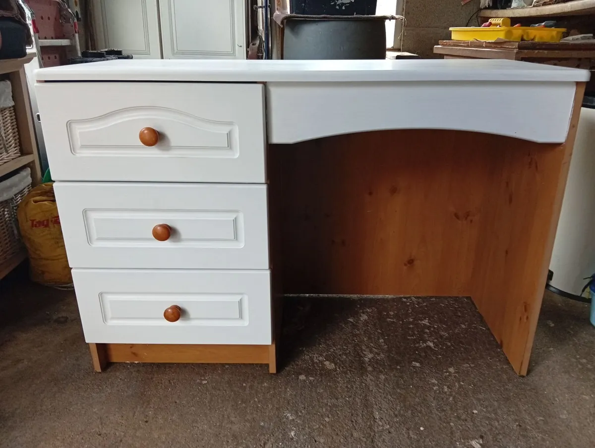 Study desk - Image 1