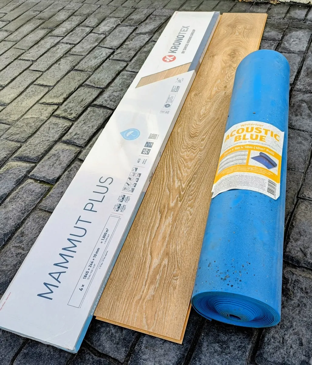 Oak veneered laminate flooring - Image 1