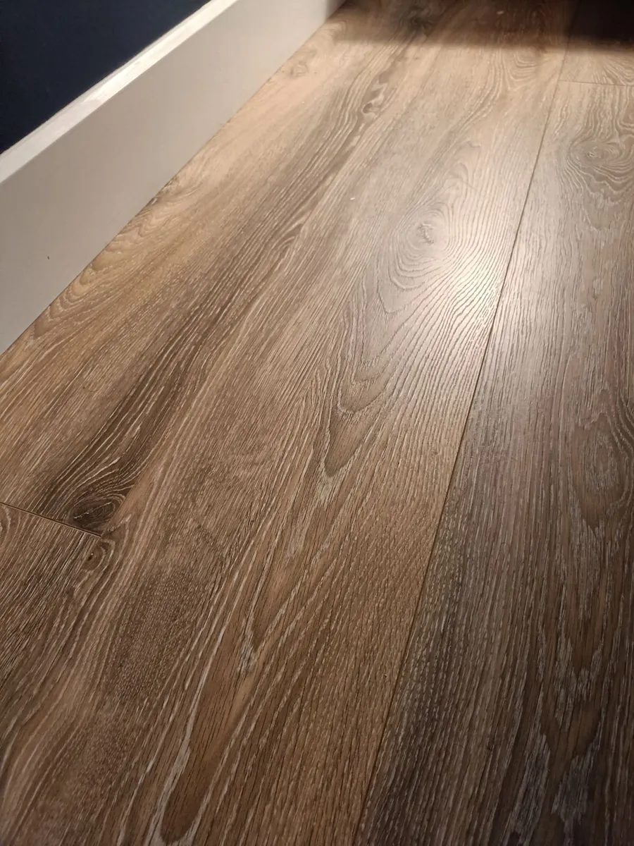 Oak veneered laminate flooring - Image 3