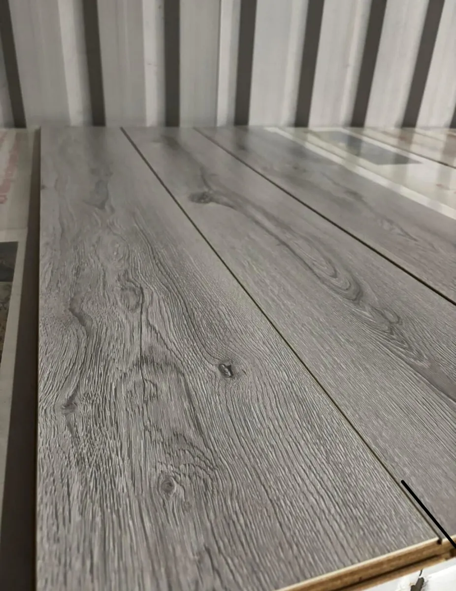 Brand new laminated flooring - Image 3