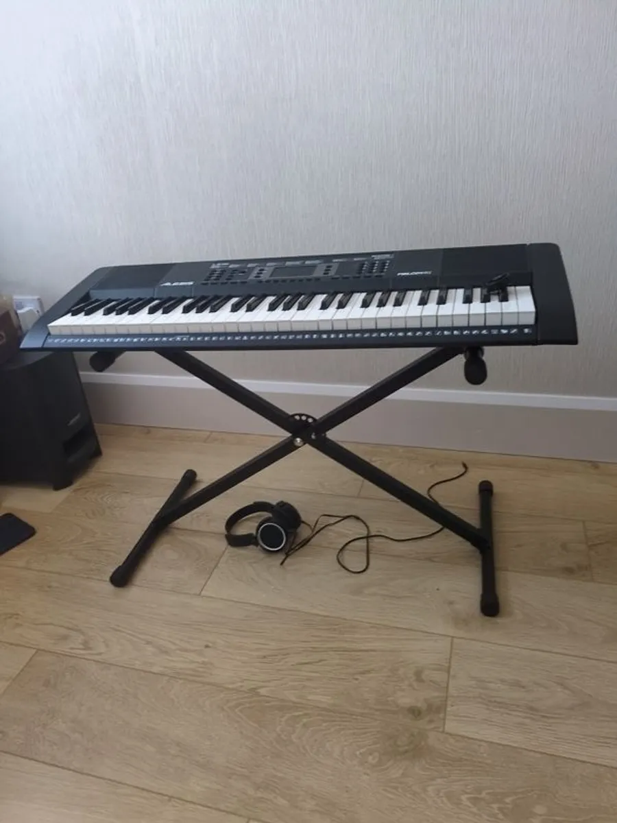 Keyboard Like New With Headphones - Image 1