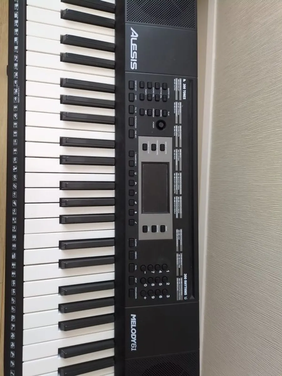 Keyboard Like New With Headphones - Image 2