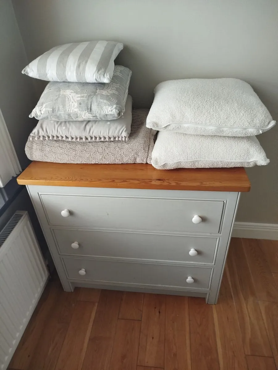 Chest of drawers