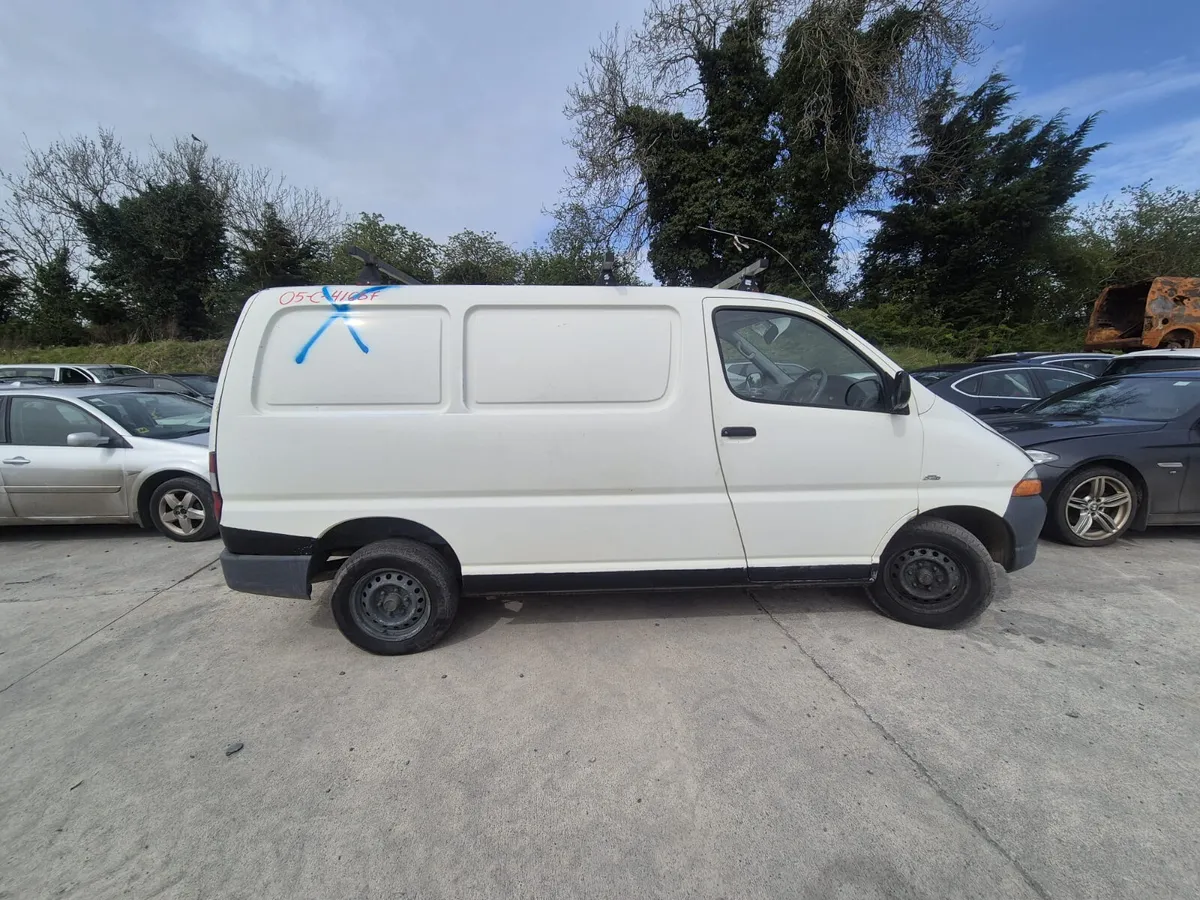 2005 Toyota Hiace *For Parts* - Image 4