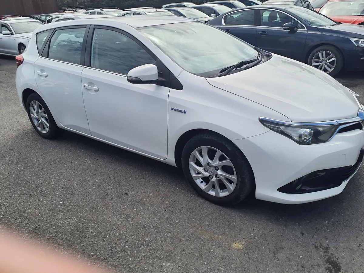Toyota Auris 2018 hybrid drives perfectly - Image 4