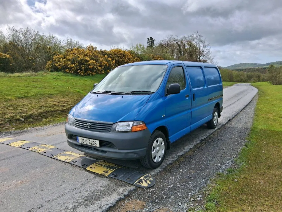 €5250 2006 Hiace new cvrt mint van €5250 - Image 1