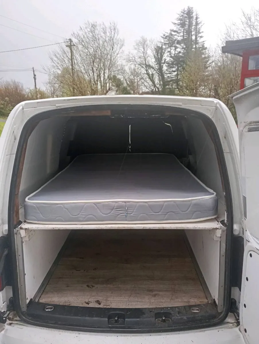 Volkswagen caddy maxi with bed frame insulated - Image 2