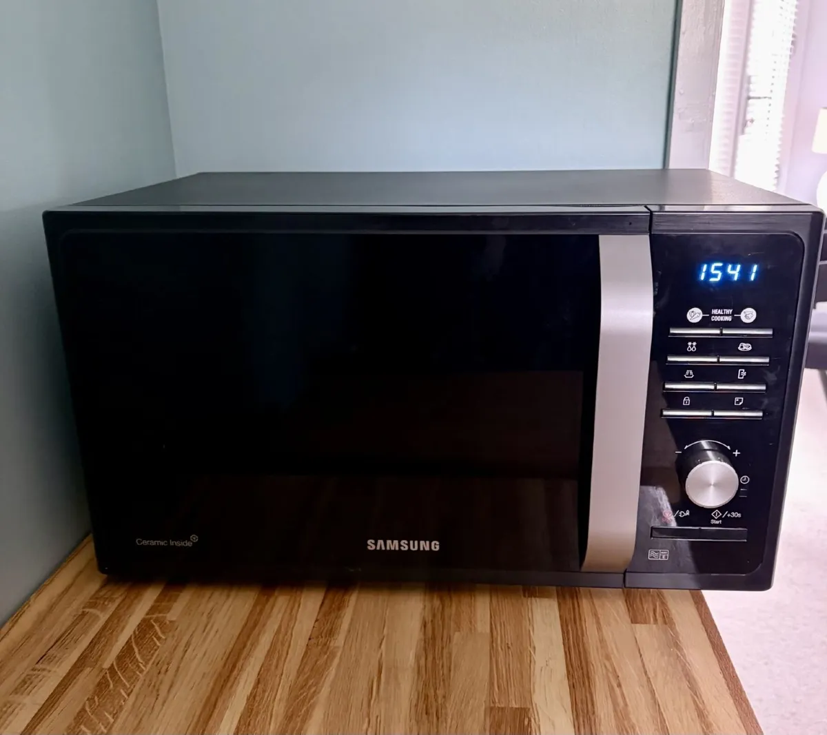 Samsung 23L 800W Microwave - Image 1