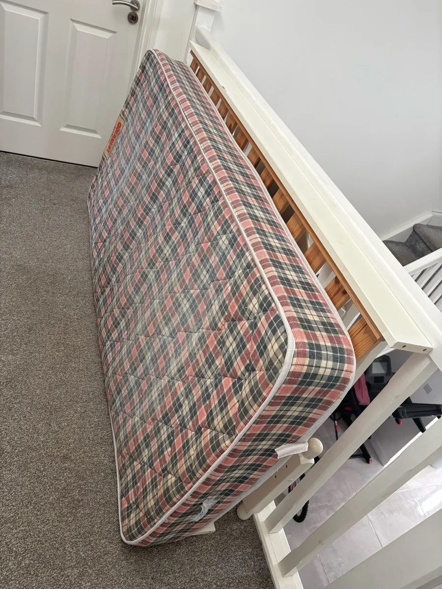 Single bed - Image 1