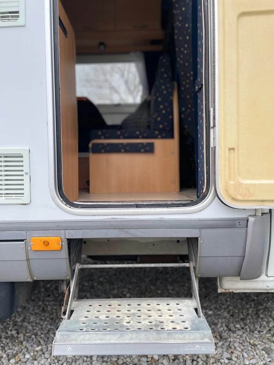 Six Berth Hymer Motorhome Excellent Condition - Image 2
