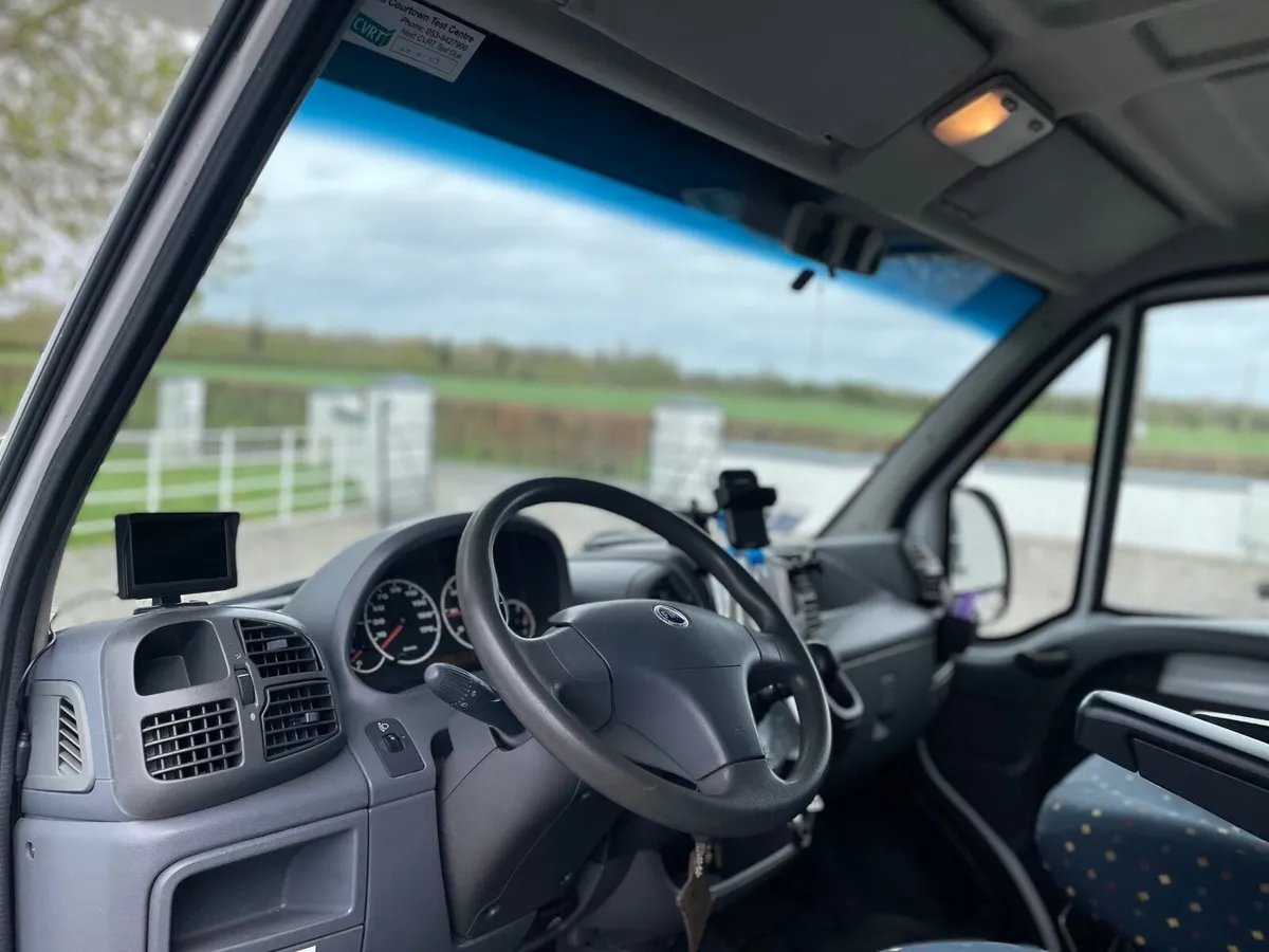 Six Berth Hymer Motorhome Excellent Condition - Image 3